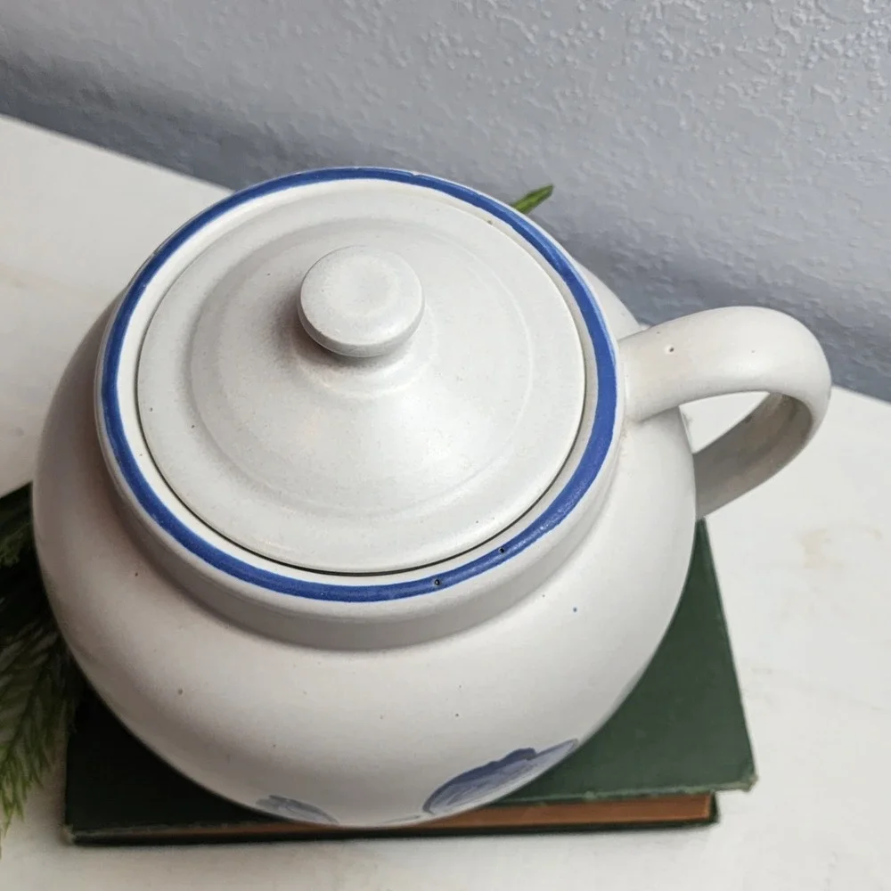 Vintage Pfaltzgraff‎ Stoneware Handled Pot with Blue Floral Design and Lid